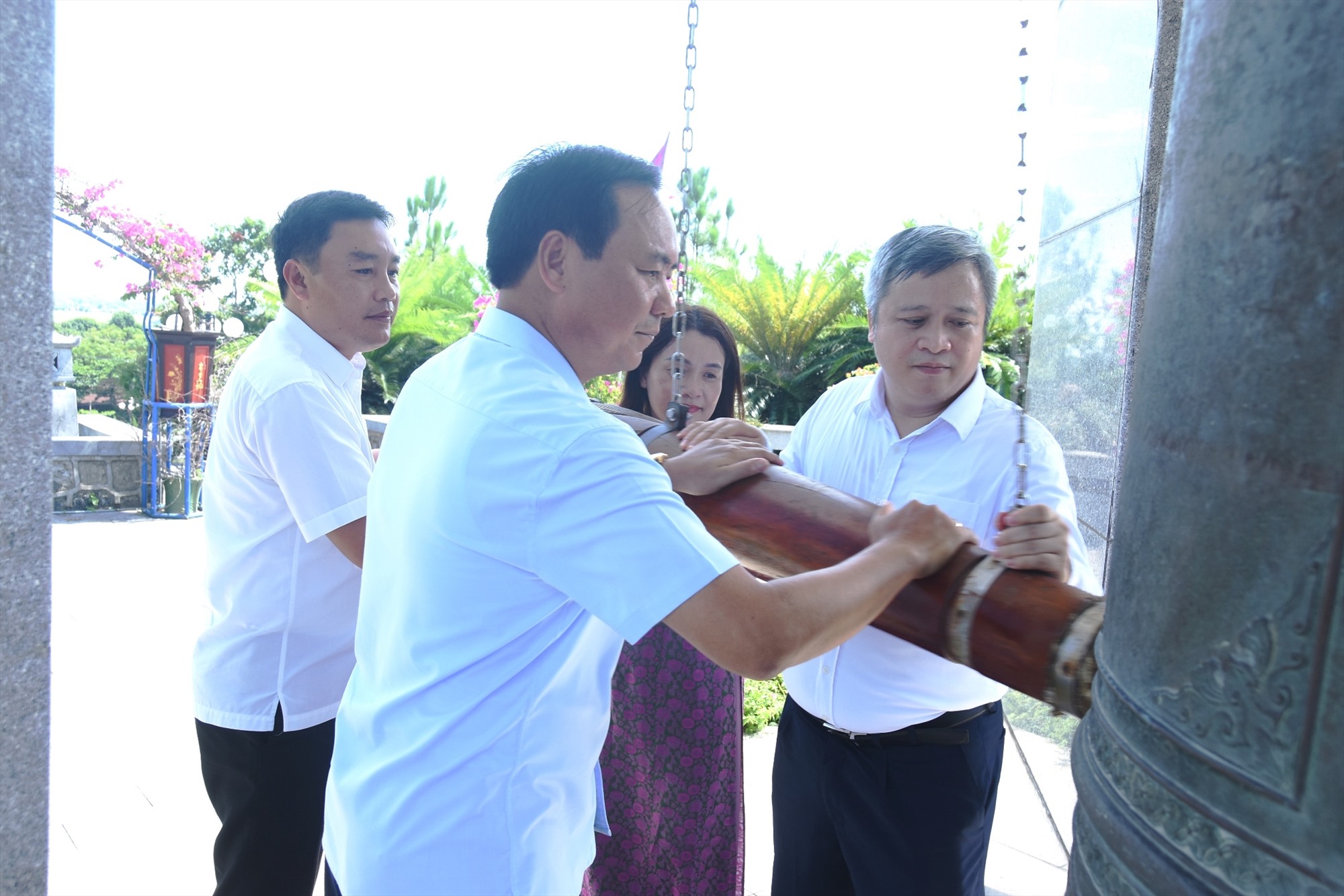 Phó Chủ nhiệm Ủy ban Kiểm tra Trung ương Trần Tiến Hưng; Chủ tịch UBND tỉnh Quảng Trị Võ Văn Hưng và các đại biểu thỉnh chuông tại Nghĩa trang liệt sĩ quốc gia Đường 9 - Ảnh: ĐV