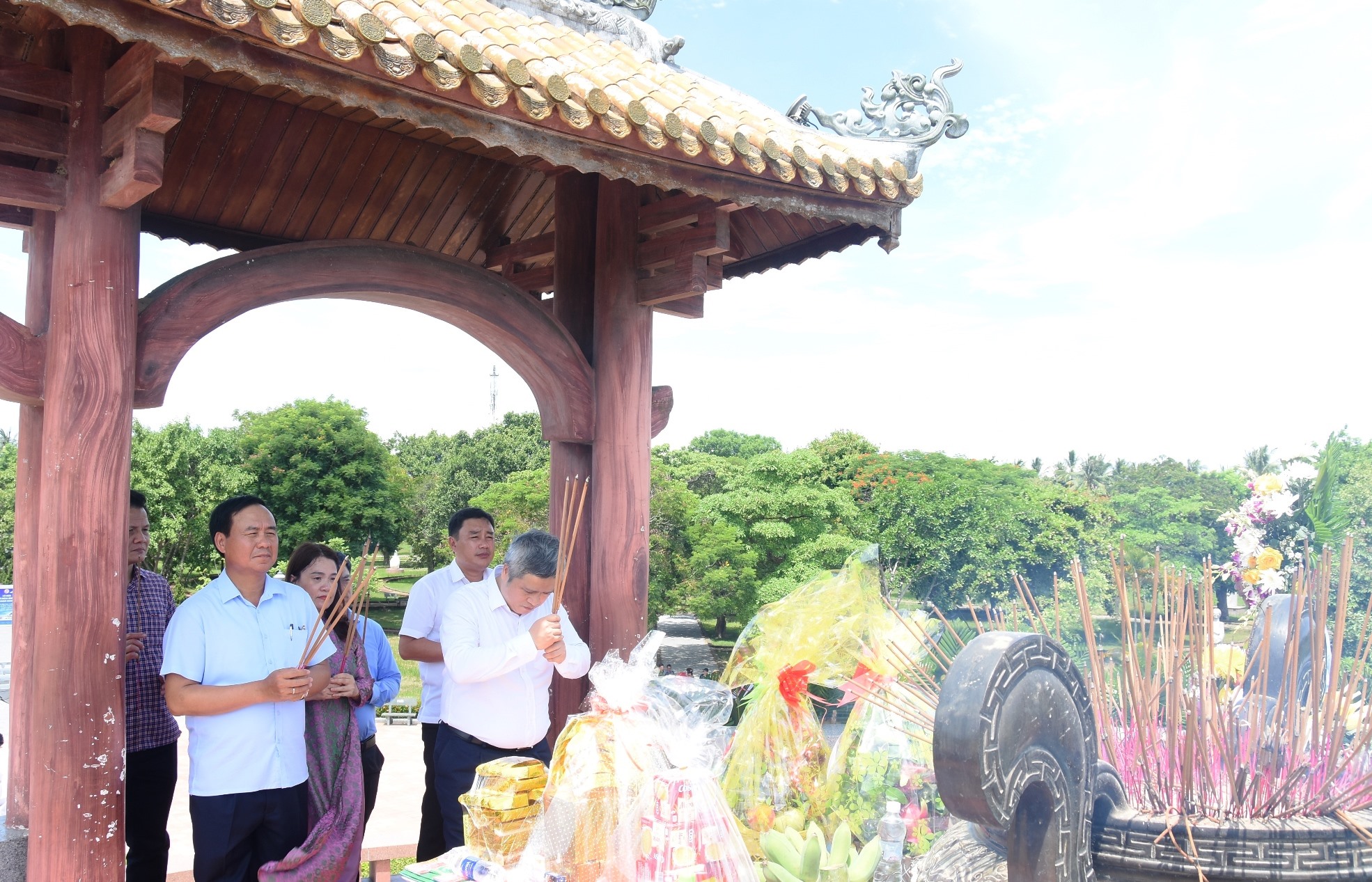 Phó Chủ nhiệm Ủy ban Kiểm tra Trung ương Trần Tiến Hưng và các đại biểu dâng hương tại Thành Cổ Quảng Trị - Ảnh: ĐV