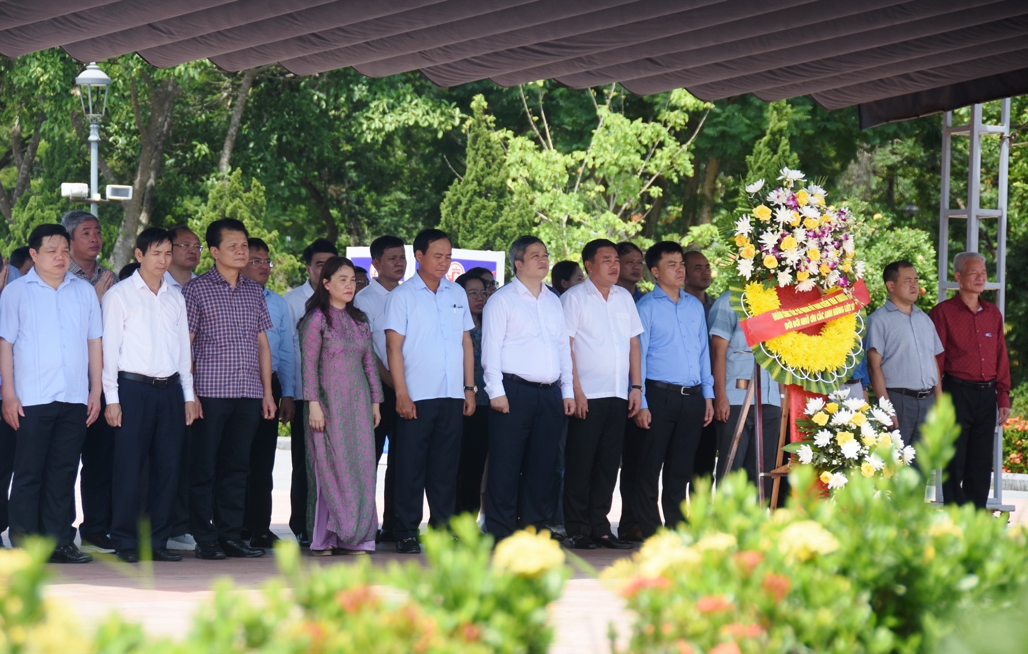 Đoàn công tác cơ quan Ủy ban Kiểm tra Trung ương dâng hoa tri ân các anh hùng liệt sĩ tại Thành Cổ Quảng Trị - Ảnh: ĐV