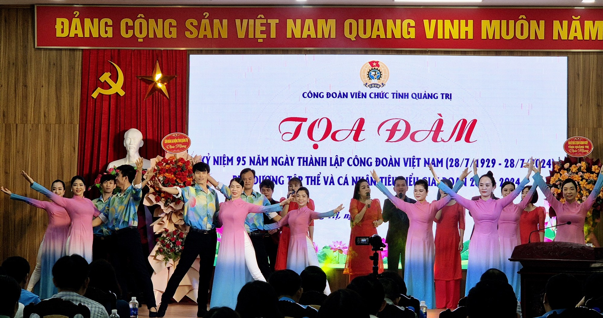 Một tiết mục văn nghệ chào mừng lễ - Ảnh: K.S