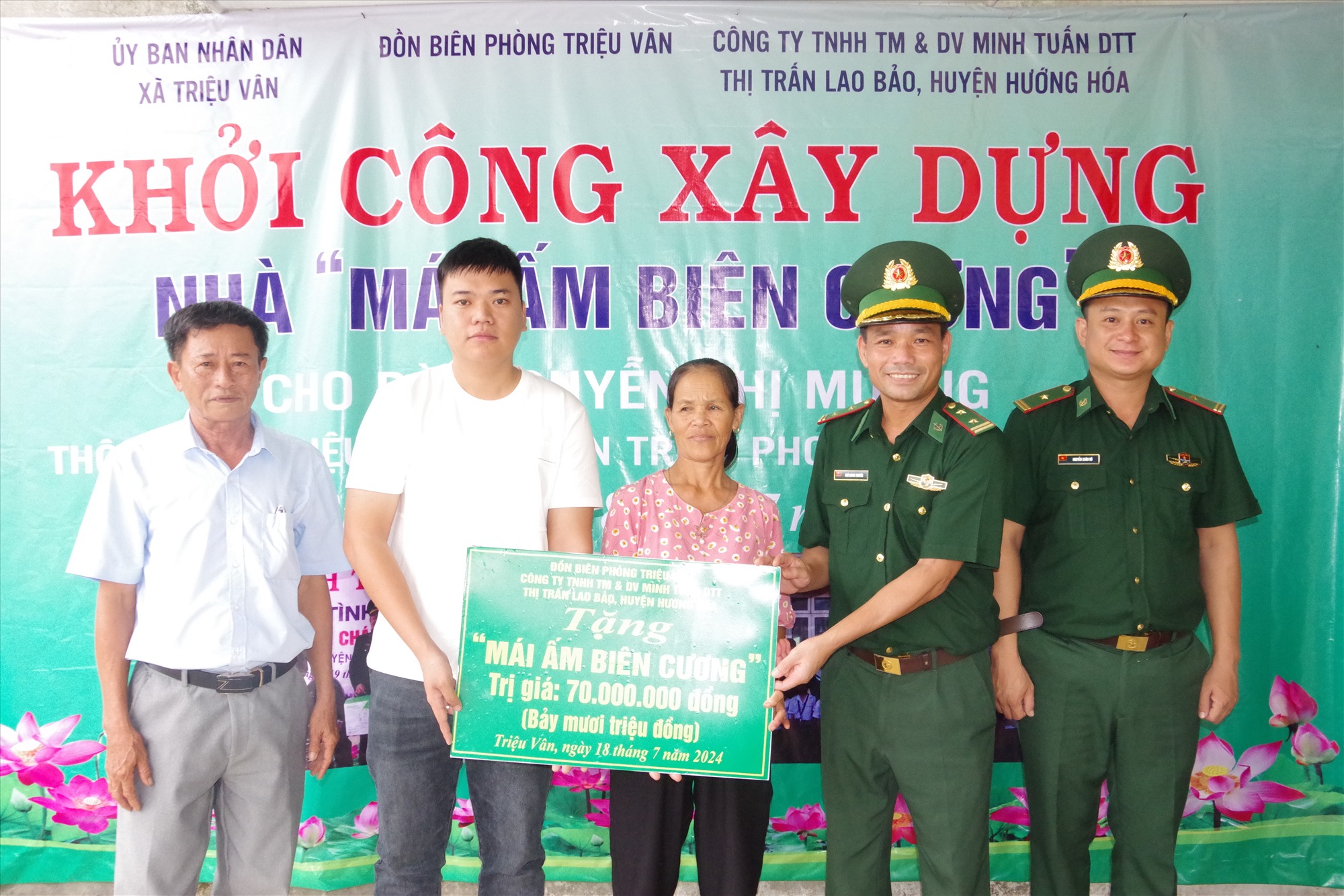 Đại diện Ban Chỉ huy Đồn Biên phòng Triệu Vân, Chính quyền xã Triệu Vân và nhà tài trợ trao biển tặng nhà “Mái ấm Biên cương”.