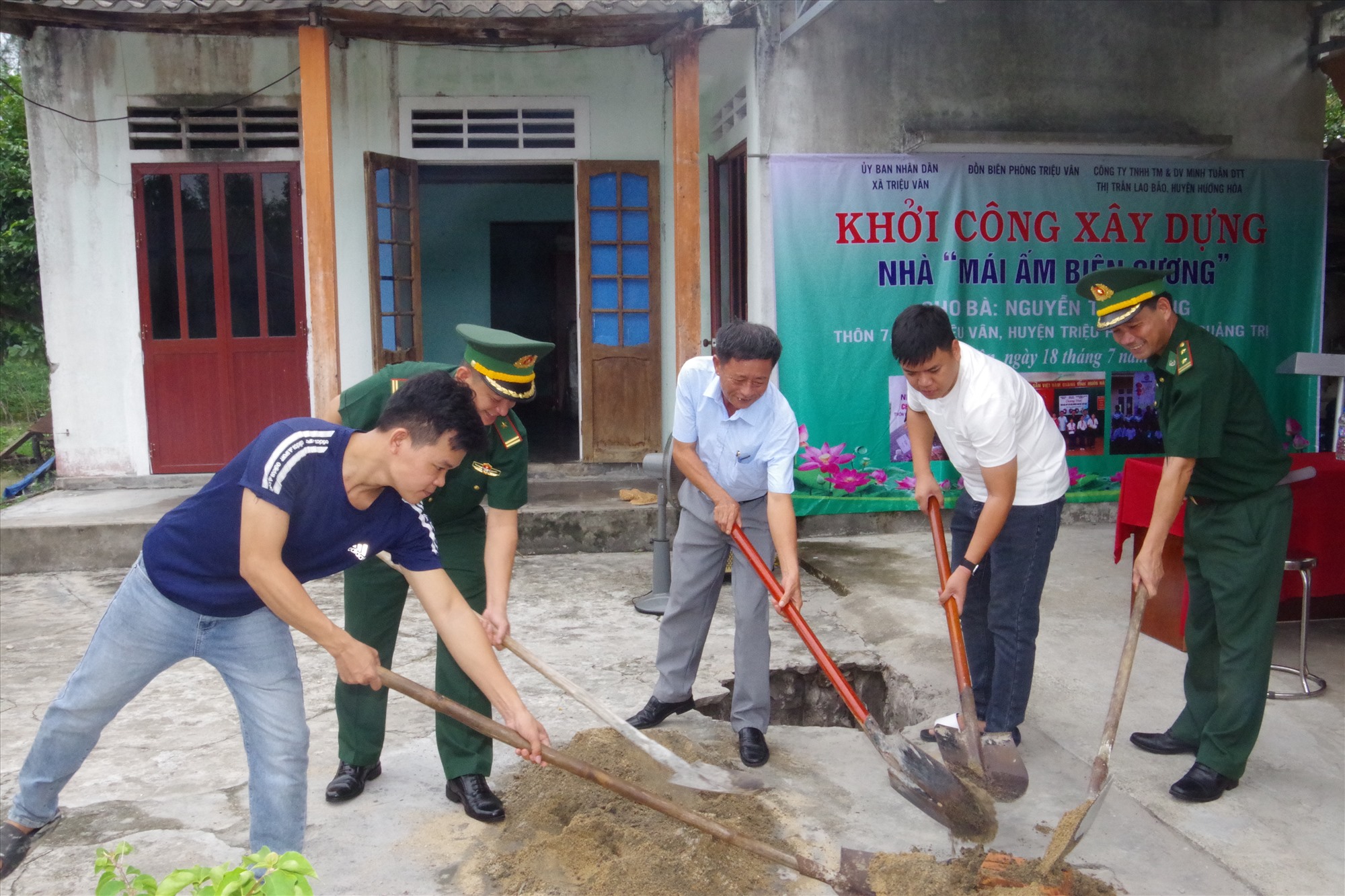 Các đại biểu và gia đình tham gia động thổ, khởi công xây dựng nhà.