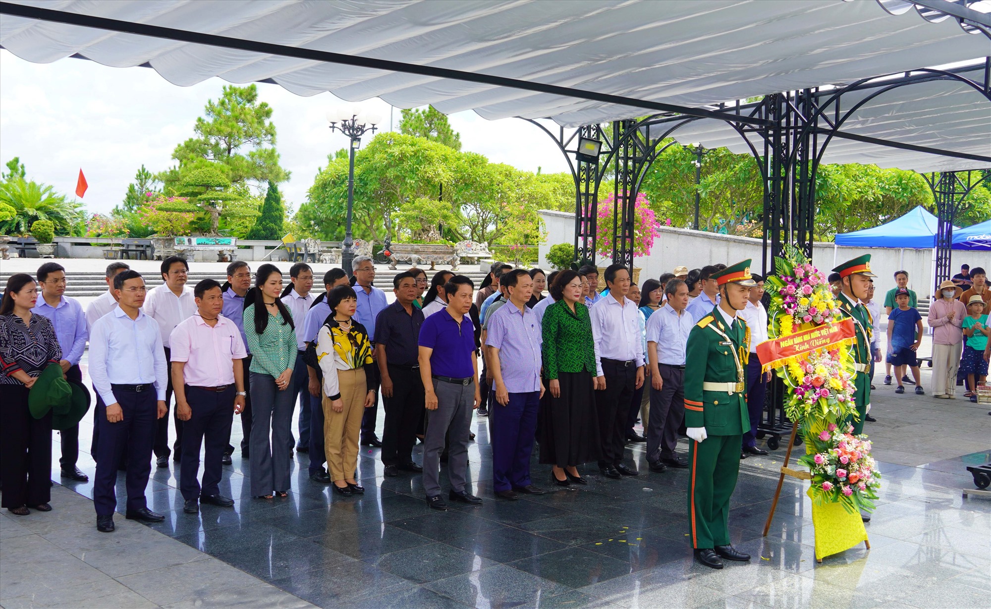 Đoàn công tác Ngân hàng Nhà nước Việt Nam và lãnh đạo tỉnh Quảng Trị dâng hoa tại Nghĩa trang Liệt sĩ Quốc gia Đường 9 - Ảnh: Q.H