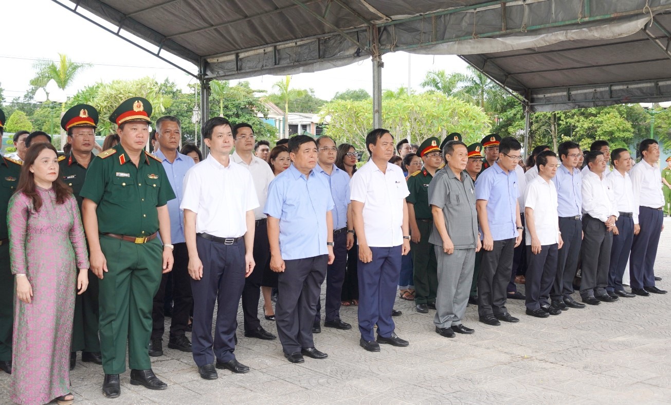 Bộ trưởng Nguyễn Chí Dũng cùng lãnh đạo tỉnh Quảng Trị và các đại biểu viếng các anh hùng liệt sĩ tại Nghĩa trang liệt sĩ huyện Triệu Phong