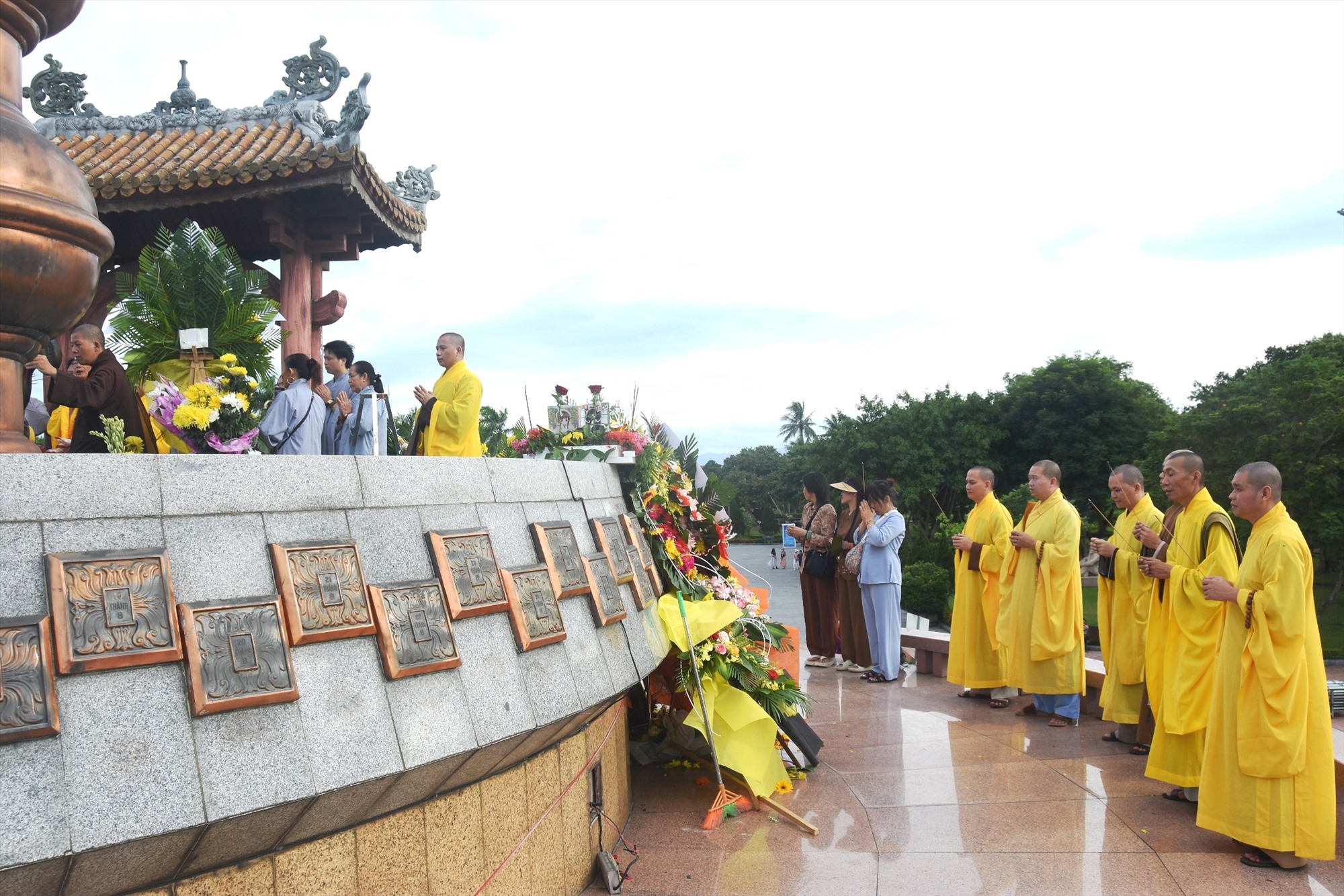 Đức chư tôn, tăng ni, phật tử Giáo hội Phật giáo Việt Nam tỉnh Quảng Trị dâng hương tri ân các anh hùng liệt sĩ tại Đài tưởng niệm trung tâm Thành Cổ Quảng Trị - Ảnh: ĐV