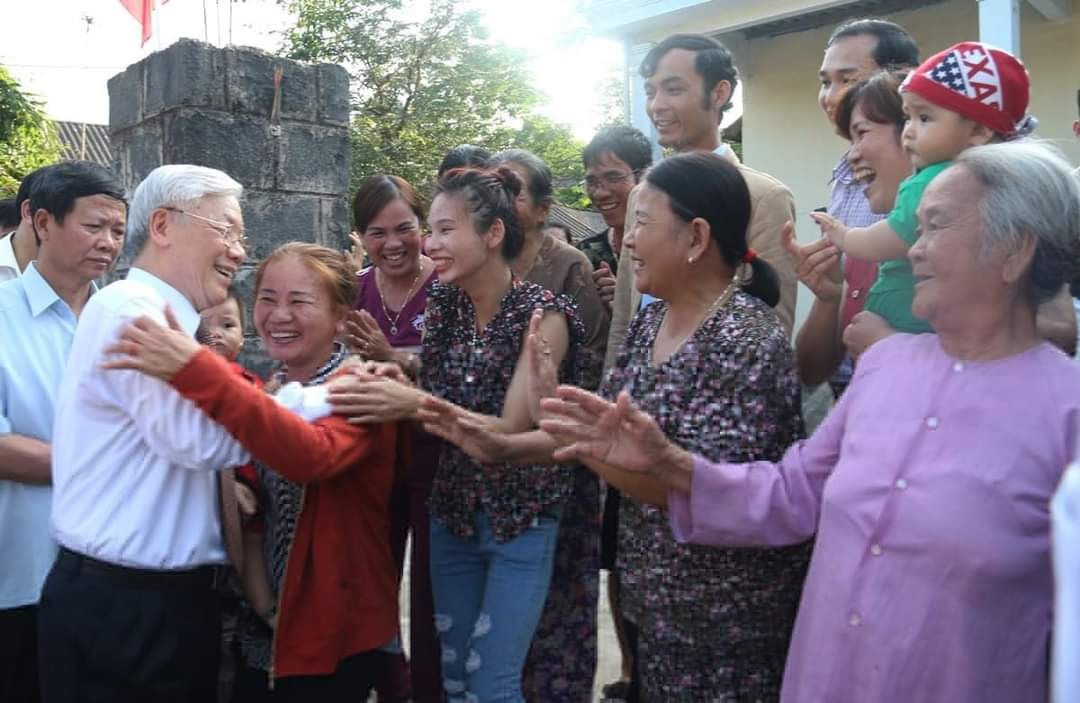 Tổng Bí thư Nguyễn Phú Trọng với người dân xã Triệu Thành, huyện Triệu Phong năm 2017 - Ảnh: Hải Yến