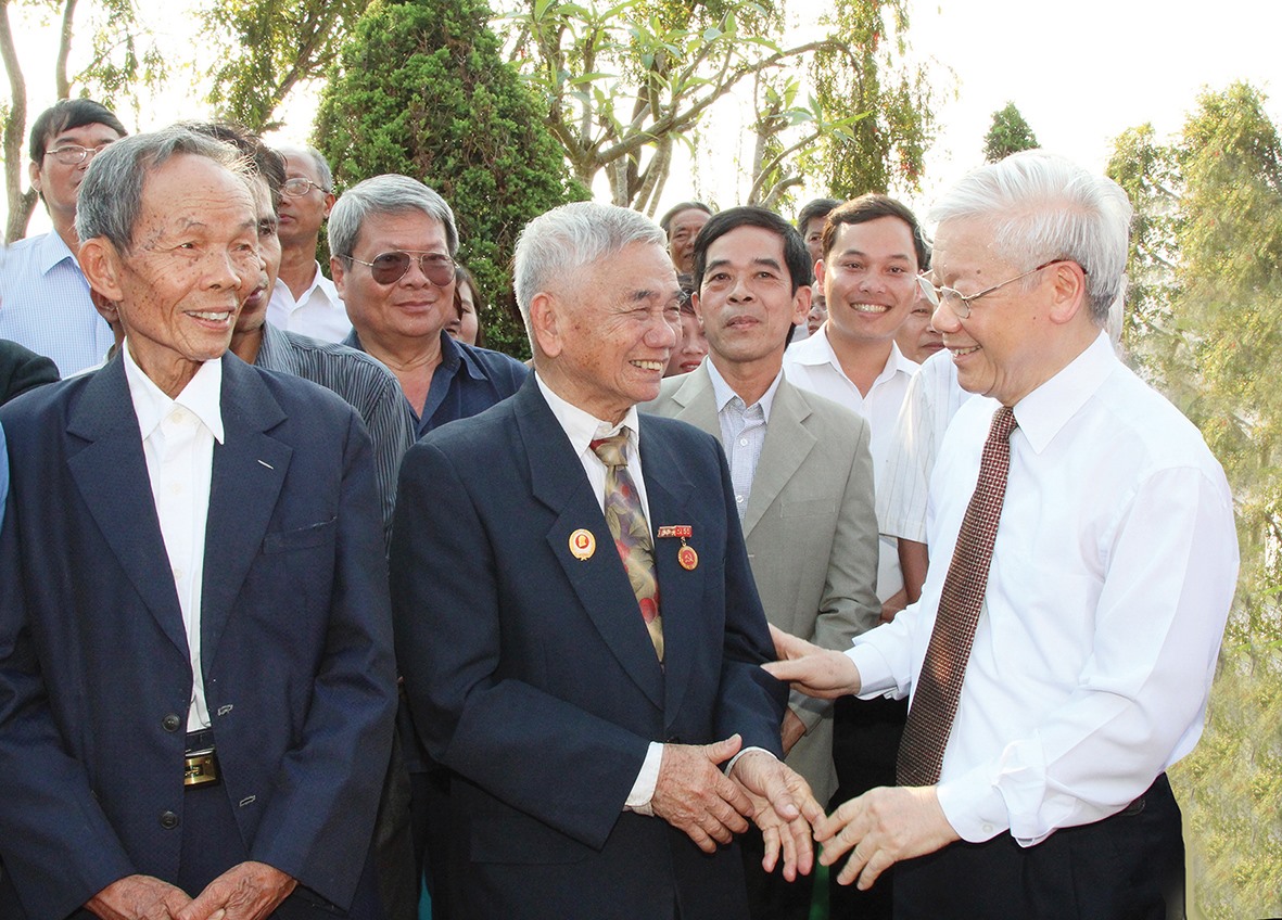 Tổng Bí thư Nguyễn Phú Trọng trò chuyện thân mật với cán bộ, Nhân dân xã Triệu Thành, huyện Triệu Phong trong dịp về dự Lễ kỷ niệm 110 năm Ngày sinh Tổng Bí thư Lê Duẩn 7/4 (1907- 2017) - Ảnh: THÀNH DŨNG