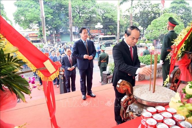 Lễ dâng hương tại Khuôn viên lưu niệm Chủ tịch Hồ Chí Minh ở thành phố Lạng Sơn. Ảnh: Anh Tuấn/TTXVN