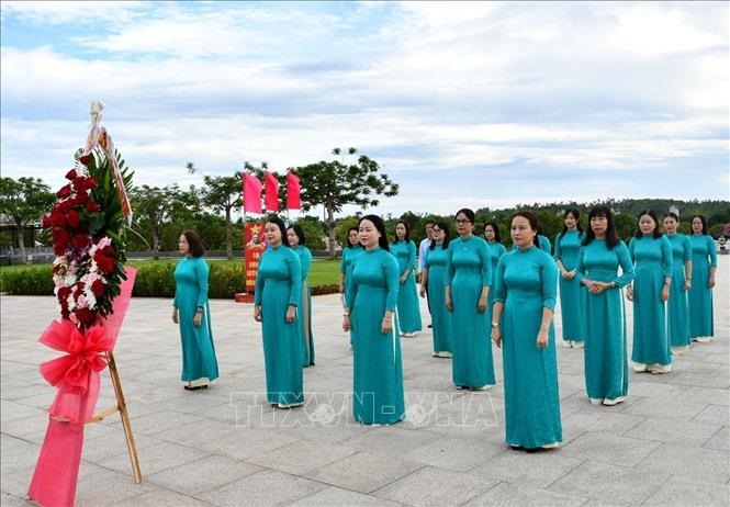 Hội liên hiệp phụ nữ tỉnh Quảng Nam dâng hoa tưởng niệm các Anh hùng liệt sĩ. Ảnh: Trịnh Bang Nhiệm/TTXVN