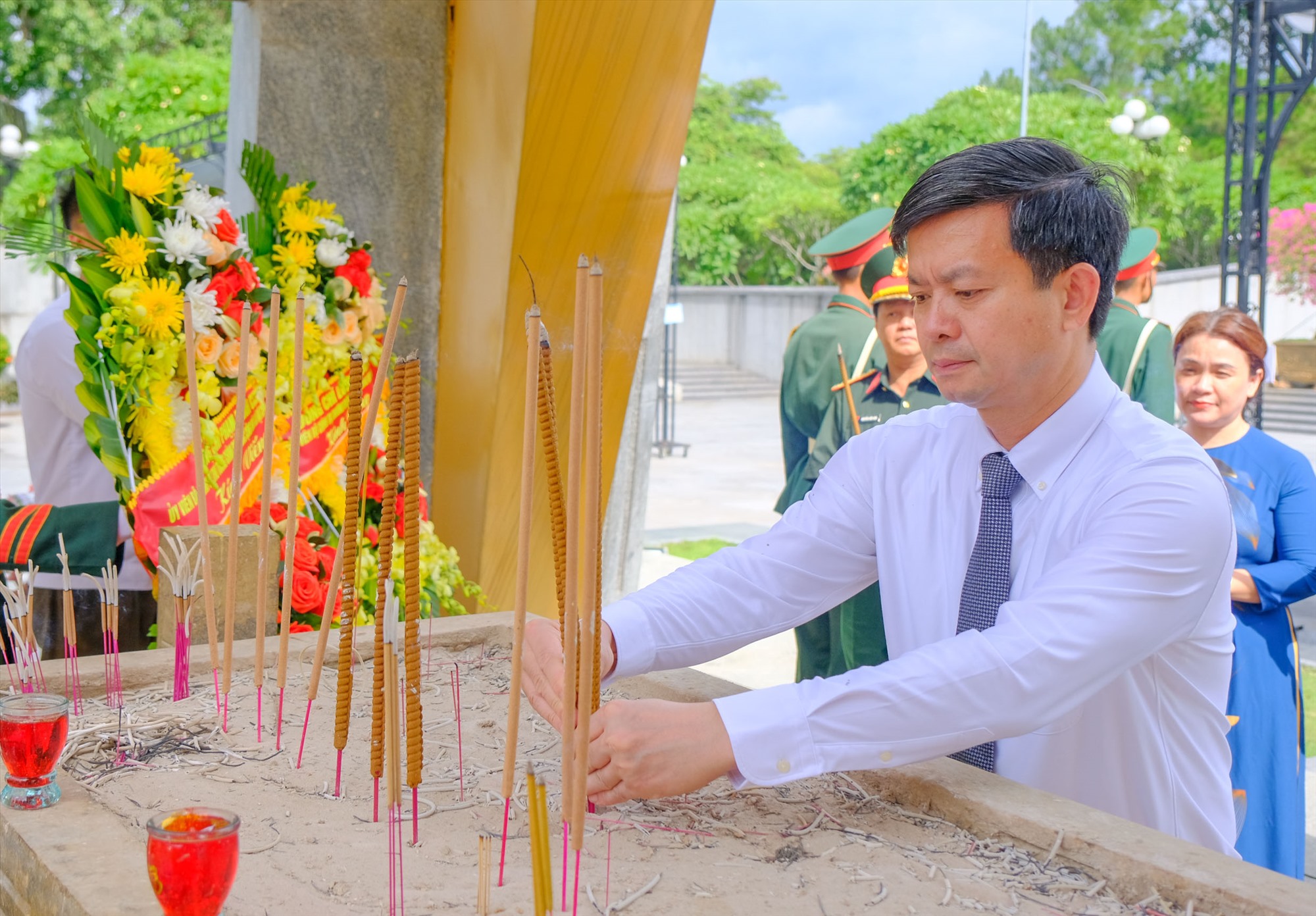 Bí thư Tỉnh ủy, Trưởng Đoàn ĐBQH tỉnh Lê Quang Tùng dâng hương tri ân các anh hùng liệt sĩ tại Nghĩa trang Liệt sĩ quốc gia Đường 9 - Ảnh: Trần Tuyền