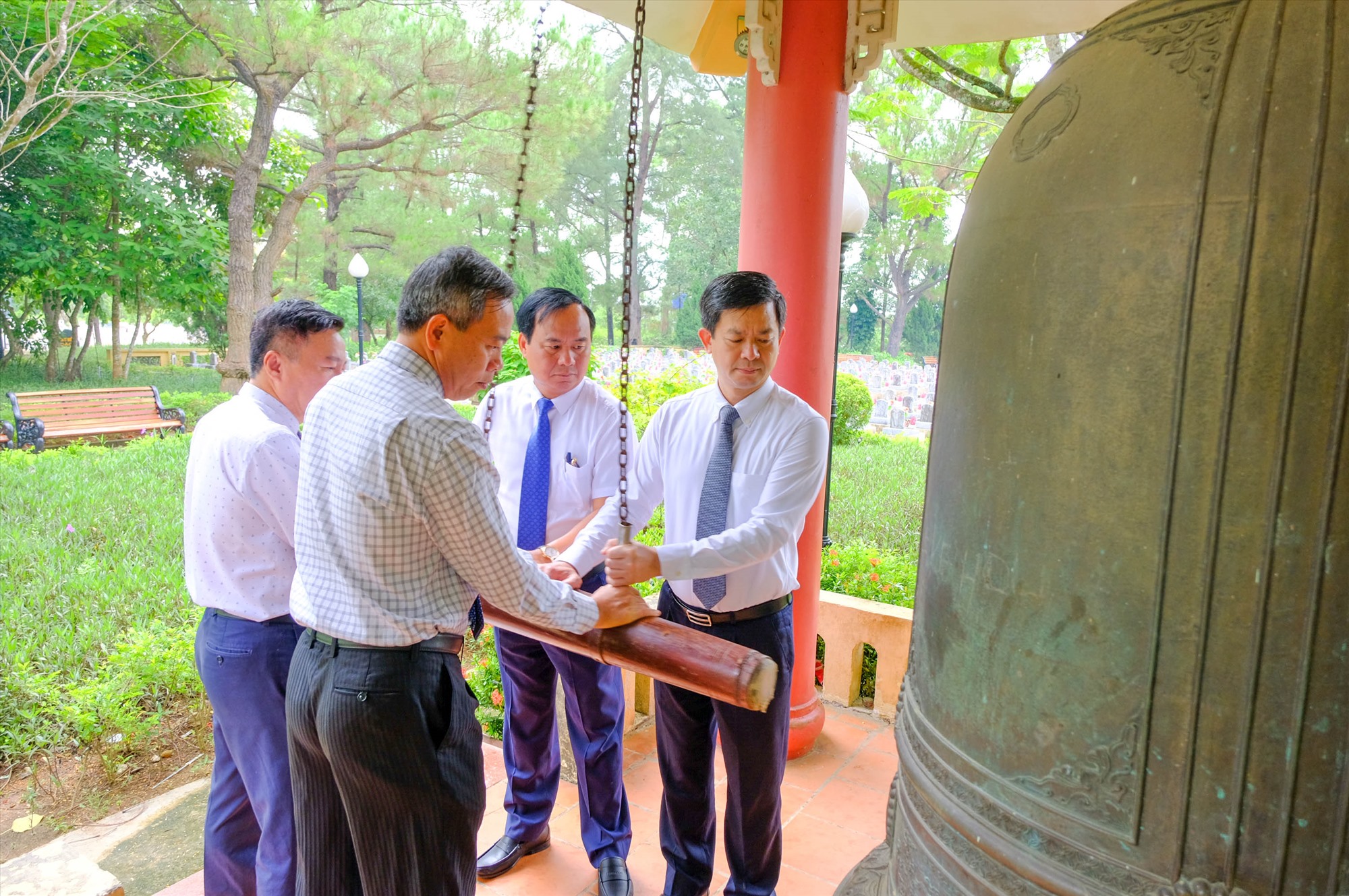 Lãnh đạo tỉnh thỉnh chuông tại Nghĩa trang Liệt sĩ quốc gia Trường Sơn - Ảnh: Trần Tuyền