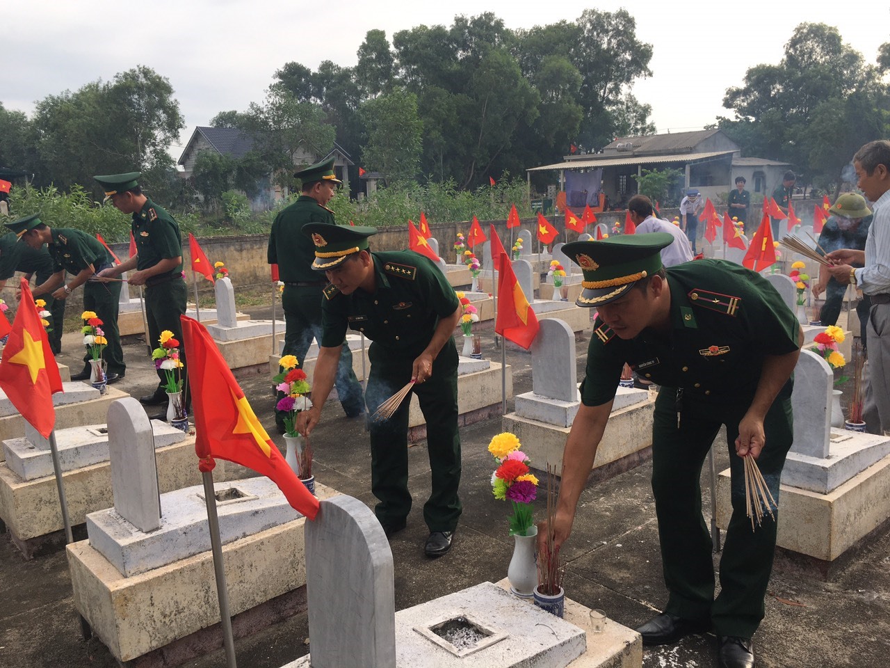 Cán bộ Đồn Biên phòng Triệu Vân thắp nến tri ân các anh hùng liệt sĩ tại nghĩa trang xã Triệu Vân.