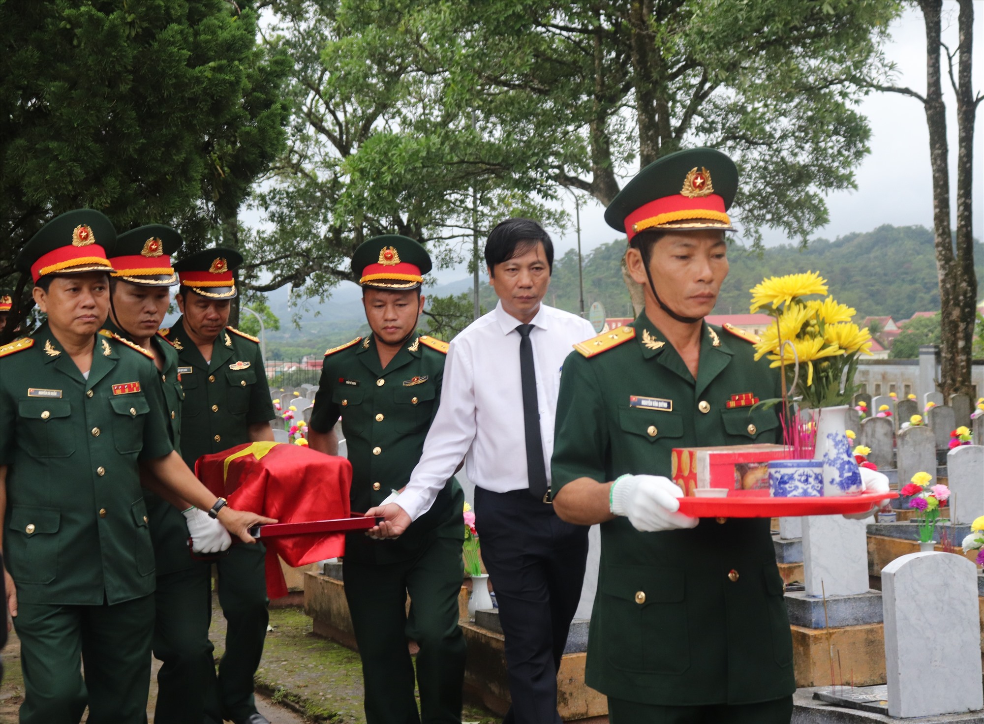 Phó Chủ tịch UBND tỉnh Hoàng Nam tiễn đưa các hài cốt liệt sĩ về nơi an táng - Ảnh: T.P