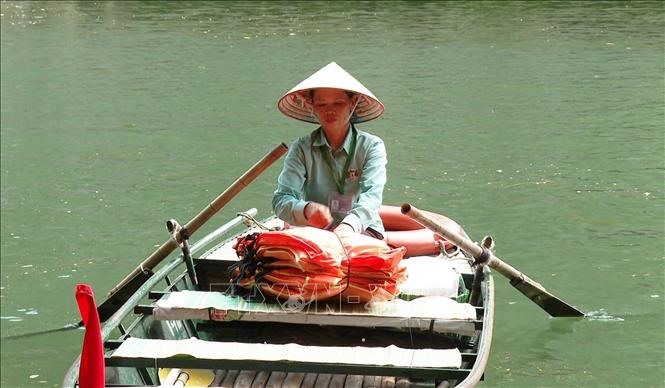 Trong suốt gần 20 năm lái đò tại Khu du lịch sinh thái Tràng An, huyện Hoa Lư, tỉnh Ninh Bình, bà Nguyễn Thị Dư đã vinh dự hai lần được đón, đưa Tổng Bí thư Nguyễn Phú Trọng đi thăm Khu du lịch. Ảnh: Thùy Dung/TTXVN