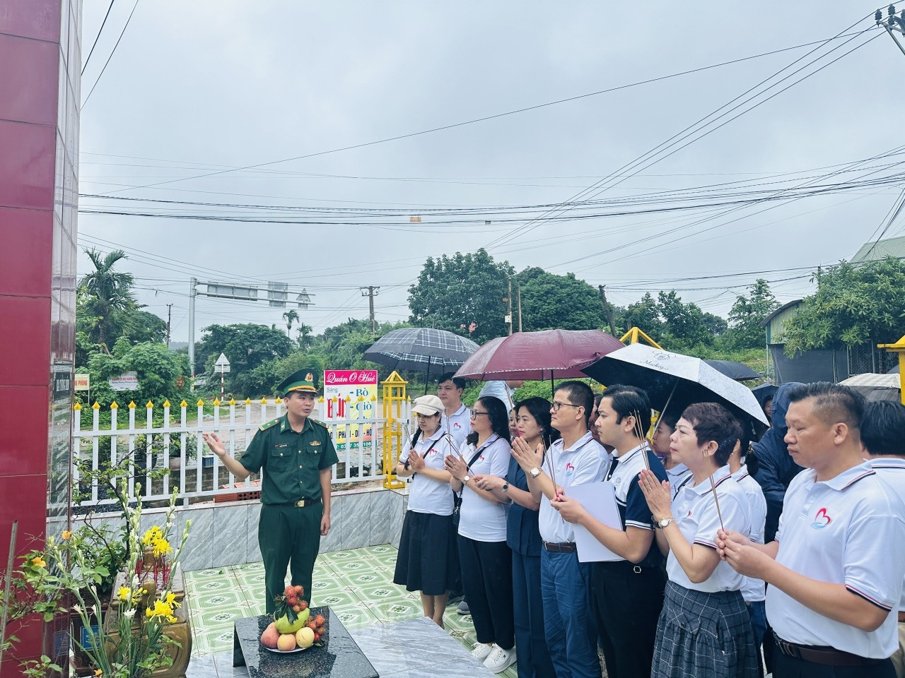 Ảnh 1: Đoàn giáo viên tổ chức dâng hương, dâng hoa tại bia tưởng niệm các liệt sĩ hy sinh trong sự nghiệp phân giới cắm mốc năm 1978