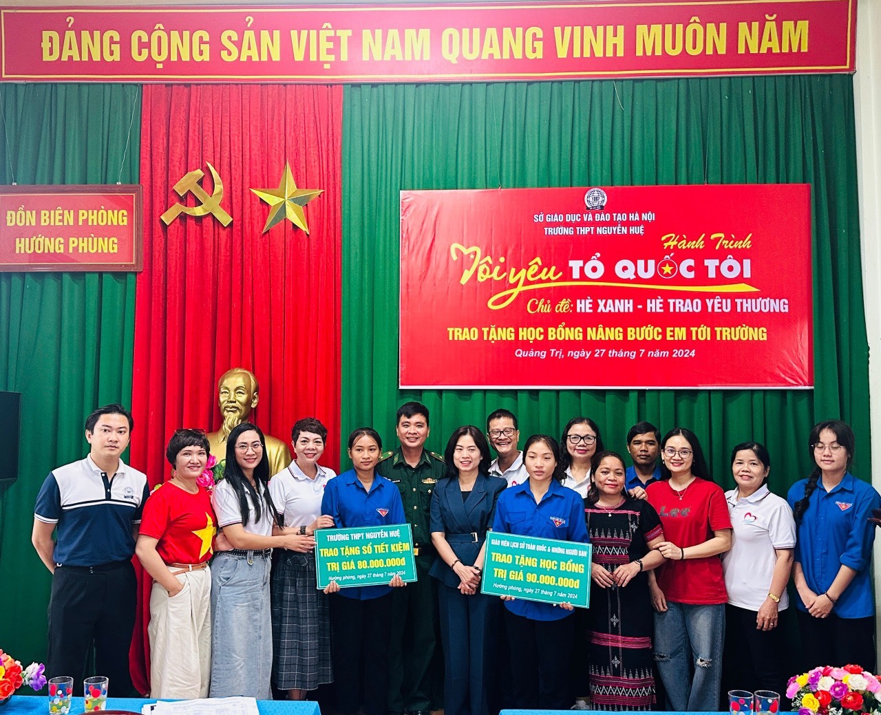 Ảnh 3: Cô giáo Nguyễn Thanh Nga, Trưởng phòng GD&ĐT huyện Hướng Hóa cùng thầy giáo Phạm Quang Huy, Trường THPT Nguyễn Huệ trao tặng sổ tiết kiệm các thầy, cô giáo và các em học sinh có hoàn cảnh đặc biệt khó khăn.