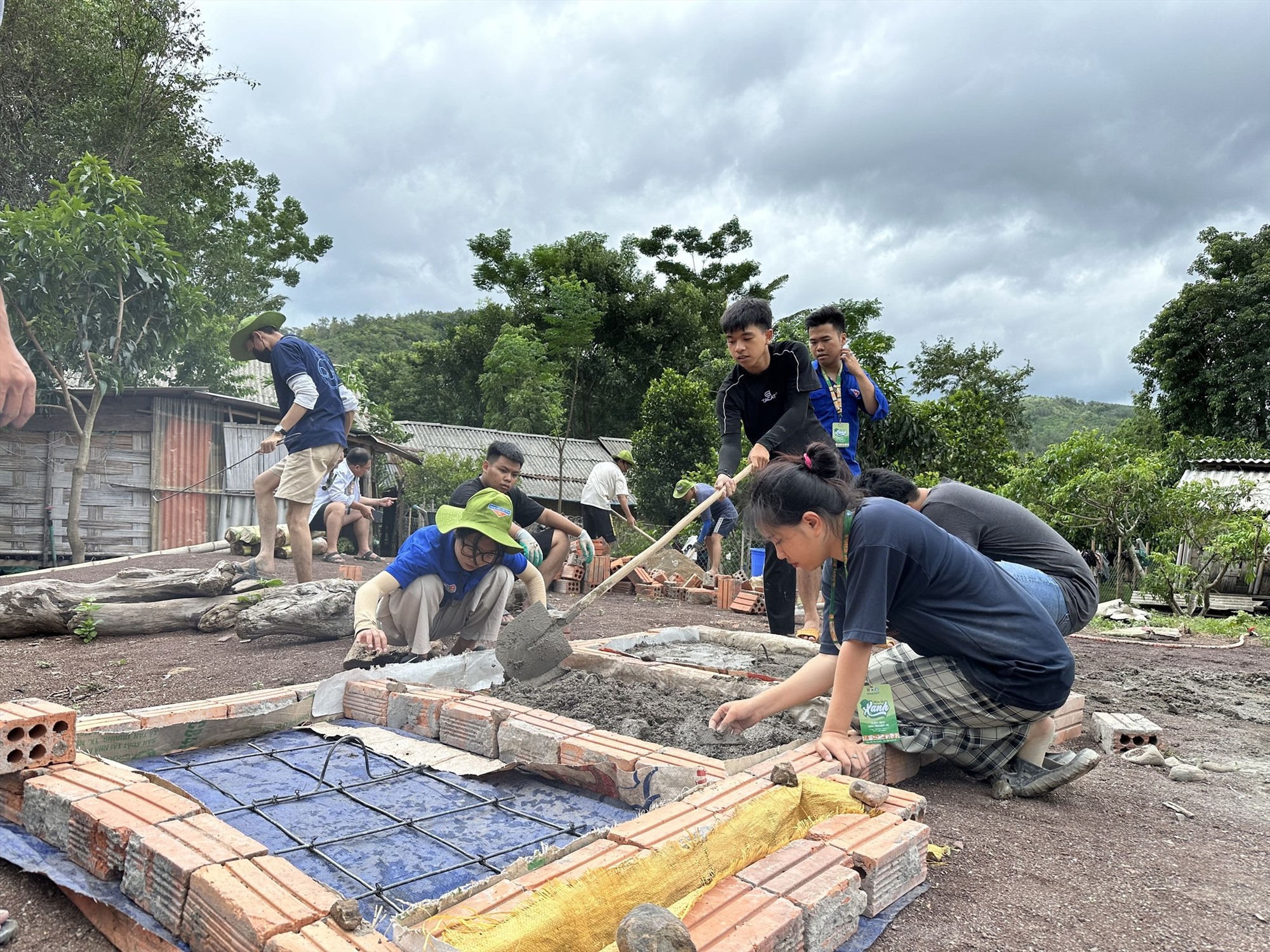 Các thành viên đoàn tình nguyện xây dựng nhà vệ sinh cho người dân xã A Ngo, Đakrông - Ảnh: T.T