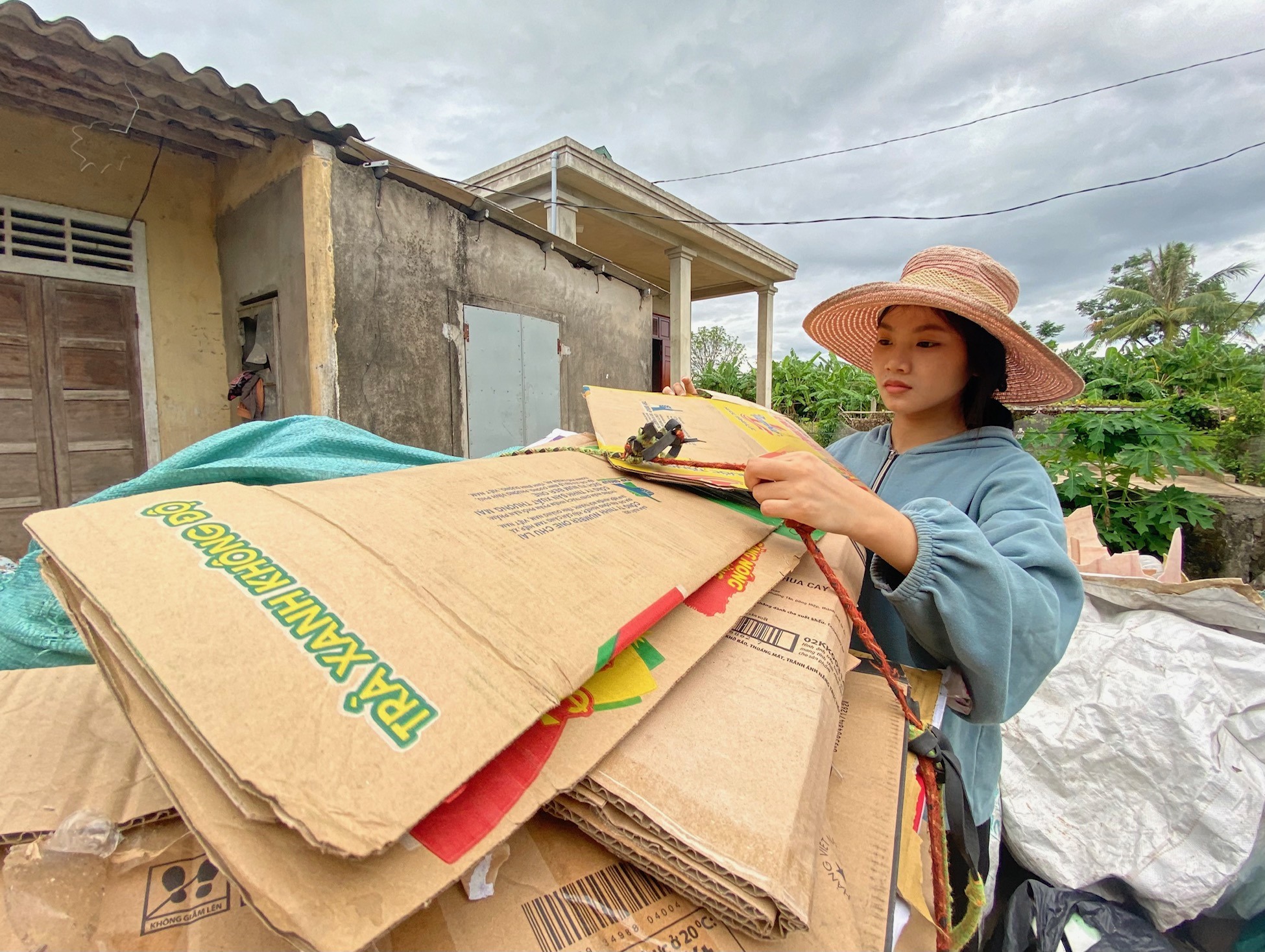 Hồ Thị Quỳnh Như miệt mài với việc thu mua phế liệu để phụ giúp gia đình - Ảnh: N.B