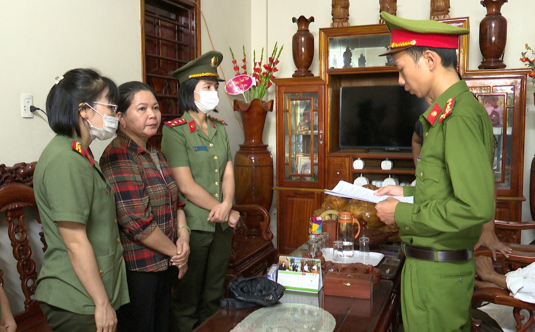 Cơ quan CSĐT Công an huyện Hải Lăng đọc lệnh bắt, tạm giam đối với bị can Lê Thị Hương tại nhà riêng - Ảnh: N.A