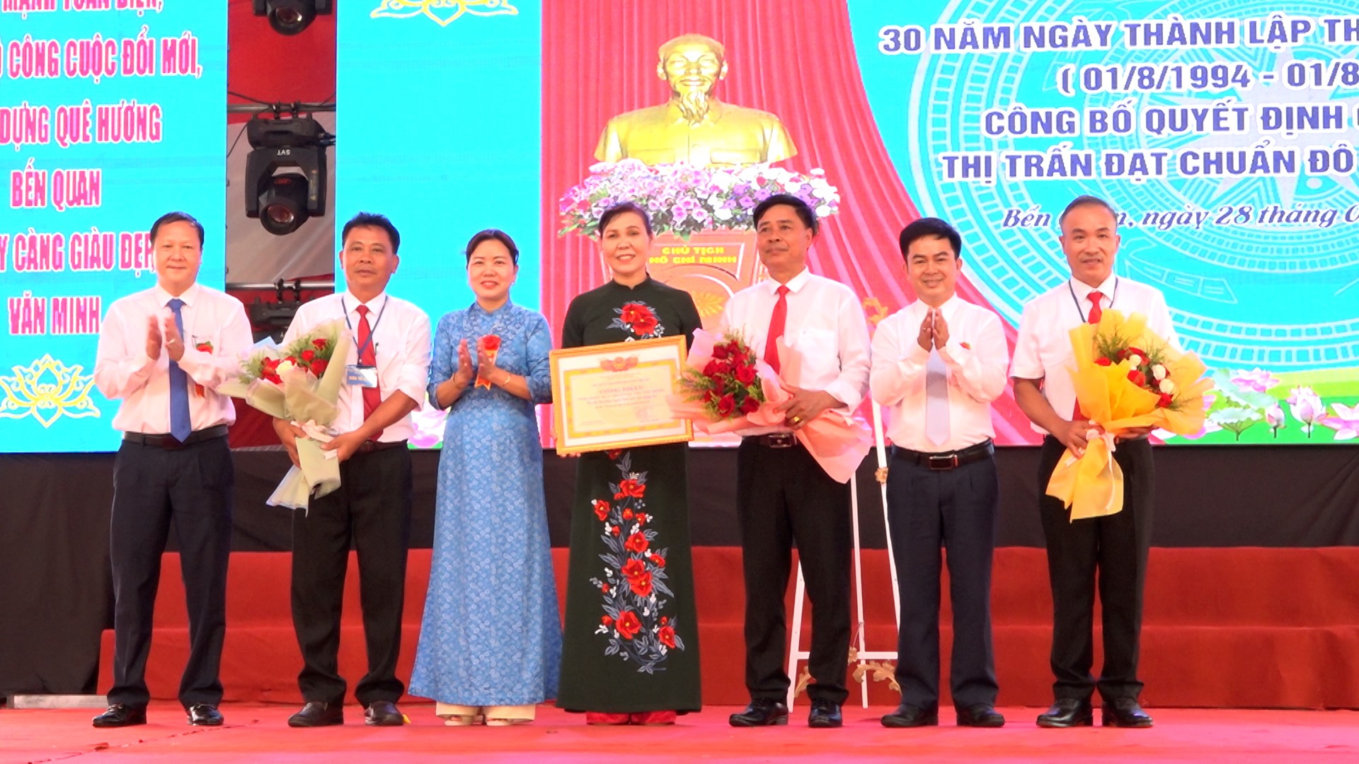 Lãnh đạo huyện Vĩnh Linh trao quyết định công nhận đạt chuẩn đô thị văn minh cho Nhân dân và cán bộ thị trấn Bến Quan - Ảnh: NT