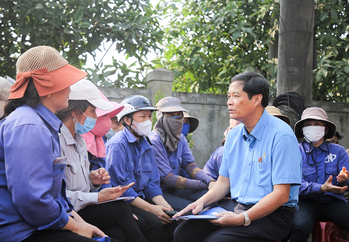 Ông Nguyễn Đăng Bảo, nguyên Phó Chủ tịch Thường trực Liên đoàn Lao động tỉnh lắng nghe tâm tư của người lao động tại Công ty TNHH MTV Gỗ Nguyên Phong - Ảnh: TRẦN DIỄM