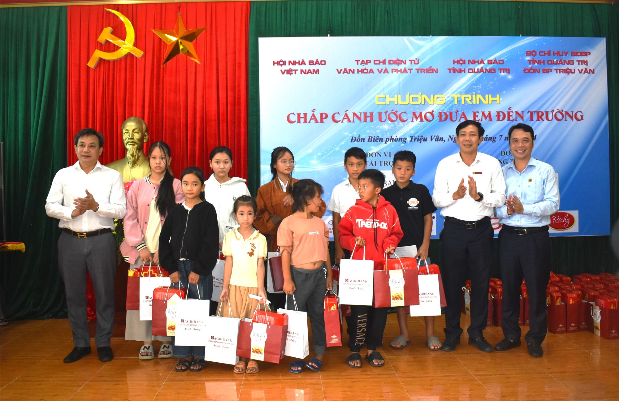 Chánh Văn phòng Hội Nhà báo Việt Nam Phan Toàn Thắng cùng đơn vị tài trợ trao quà cho các em học sinh có hoàn cảnh khó khăn - Ảnh: S.H