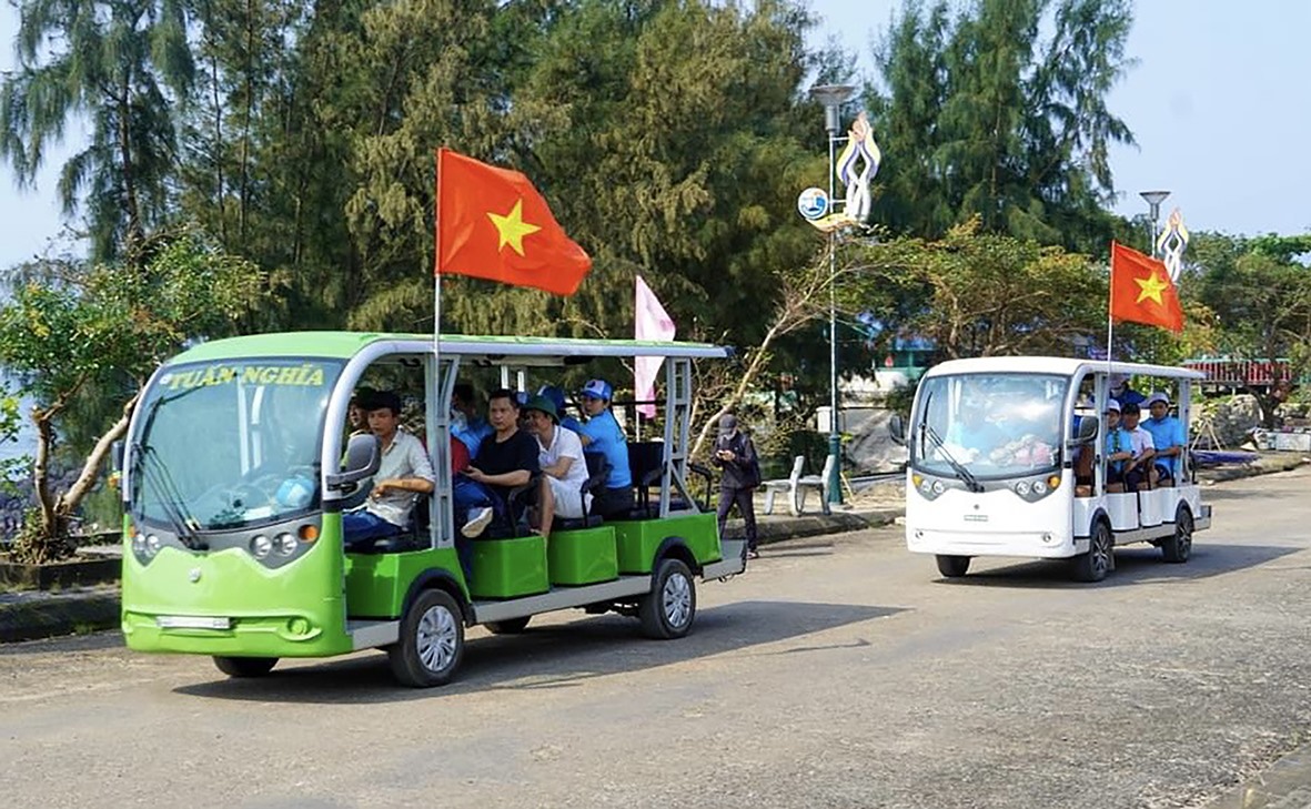 Khách du lịch tham quan đảo Cồn Cỏ bằng ô tô điện - Ảnh: H.T