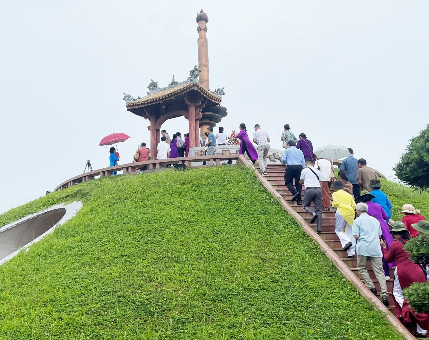 Dâng hưởng tưởng niệm các anh hùng liệt sĩ tại Di tích Thành Cổ Quảng Trị