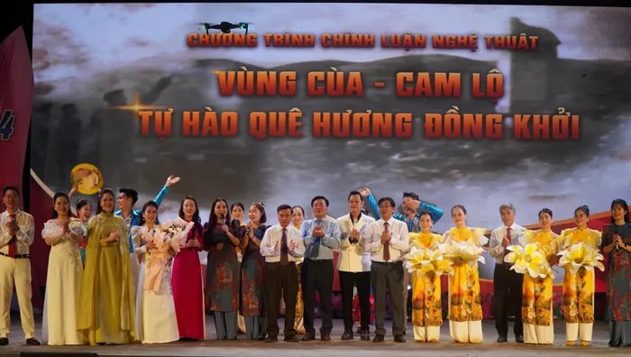 Lãnh đạo tỉnh, huyện tặng hoa cho các đoàn nghệ thuật biểu diễn tại chương trình - Ảnh: LT