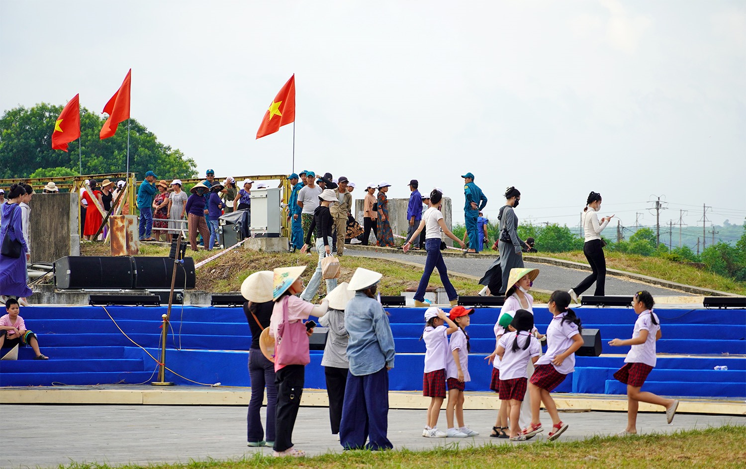 Chương trình có sự tham gia của hàng trăm diễn viên chuyên nghiệp và không chuyên