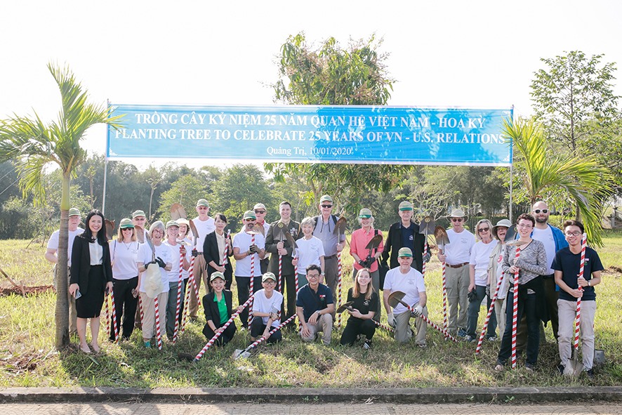 Đoàn ngoại giao nhân dân Peace Trees, trong đó có CCB Mỹ Kem Hunter và Thiếu tá Chuk Casey, Tùy viên Thủy quân lục chiến Mỹ tại Việt Nam chuẩn bị trồng cây tại khu vực Vĩ tuyến 17- giới tuyến chia cắt đất nước Việt Nam hơn 20 năm bởi chiến tranh - Ảnh: TL