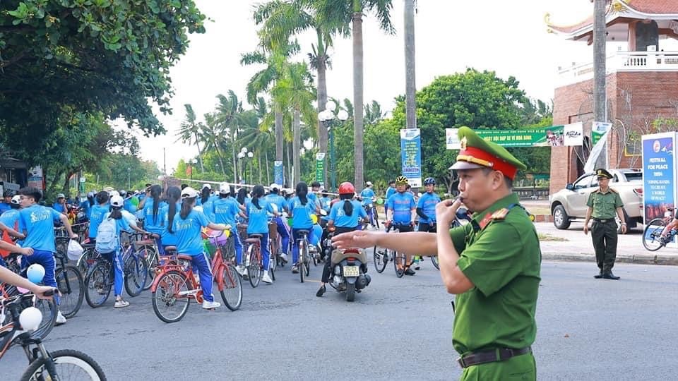 Lực lượng công an bảo đảm an ninh trật tự tại ngày hội đạp xe Vì hòa bình -Ảnh: ANH TUẤN