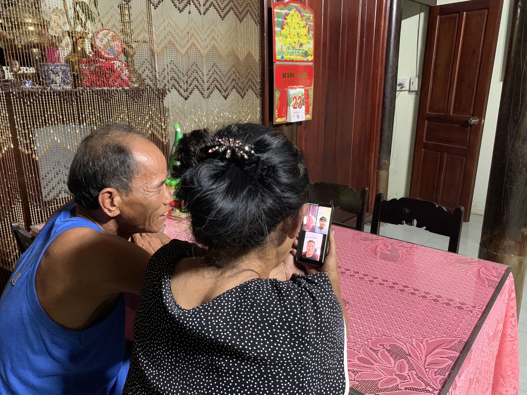Thông qua điện thoại, gia đình bà Liên có cơ hội trò chuyện, tâm sự với nhau hằng ngày - Ảnh: T.P