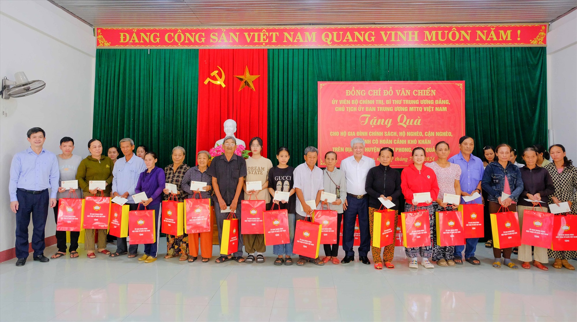 Chủ tịch Ủy ban Trung ương MTTQ Việt Nam Đỗ Văn Chiến và Bí thư Tỉnh ủy, Trưởng Đoàn Đại biểu Quốc hội tỉnh Lê Quang Tùng tặng quà cho người dân huyện Triệu Phong - Ảnh: Trần Tuyền