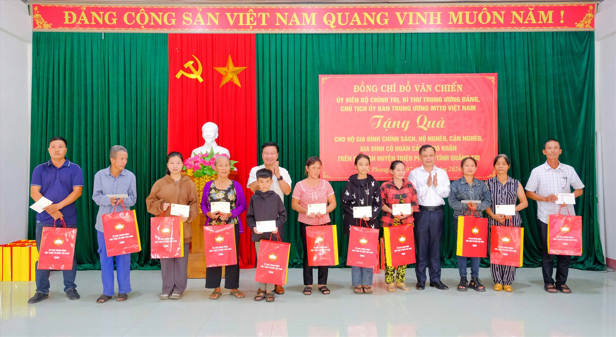 Chủ tịch Ủy ban MTTQ Việt Nam tỉnh Đào Mạnh Hùng tặng quà cho người dân huyện Triệu Phong - Ảnh: Trần Tuyền