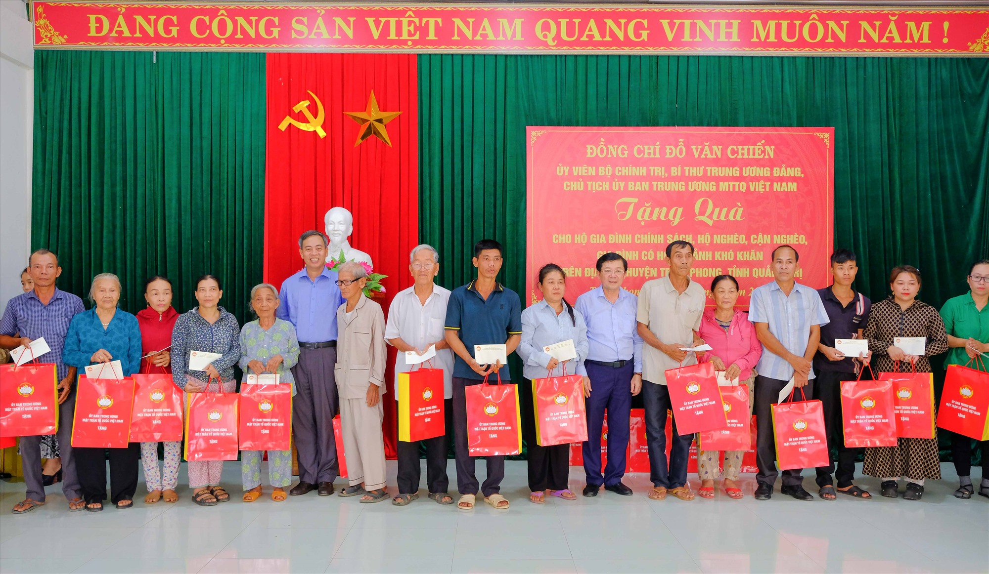 Phó Chủ tịch Ủy ban Trung ương MTTQ Việt Nam Nguyễn Hữu Dũng và Phó Bí thư Thường trực Tỉnh ủy, Chủ tịch HĐND tỉnh Nguyễn Đăng Quang tặng quà cho người dân huyện Triệu Phong - Ảnh: Trần Tuyền