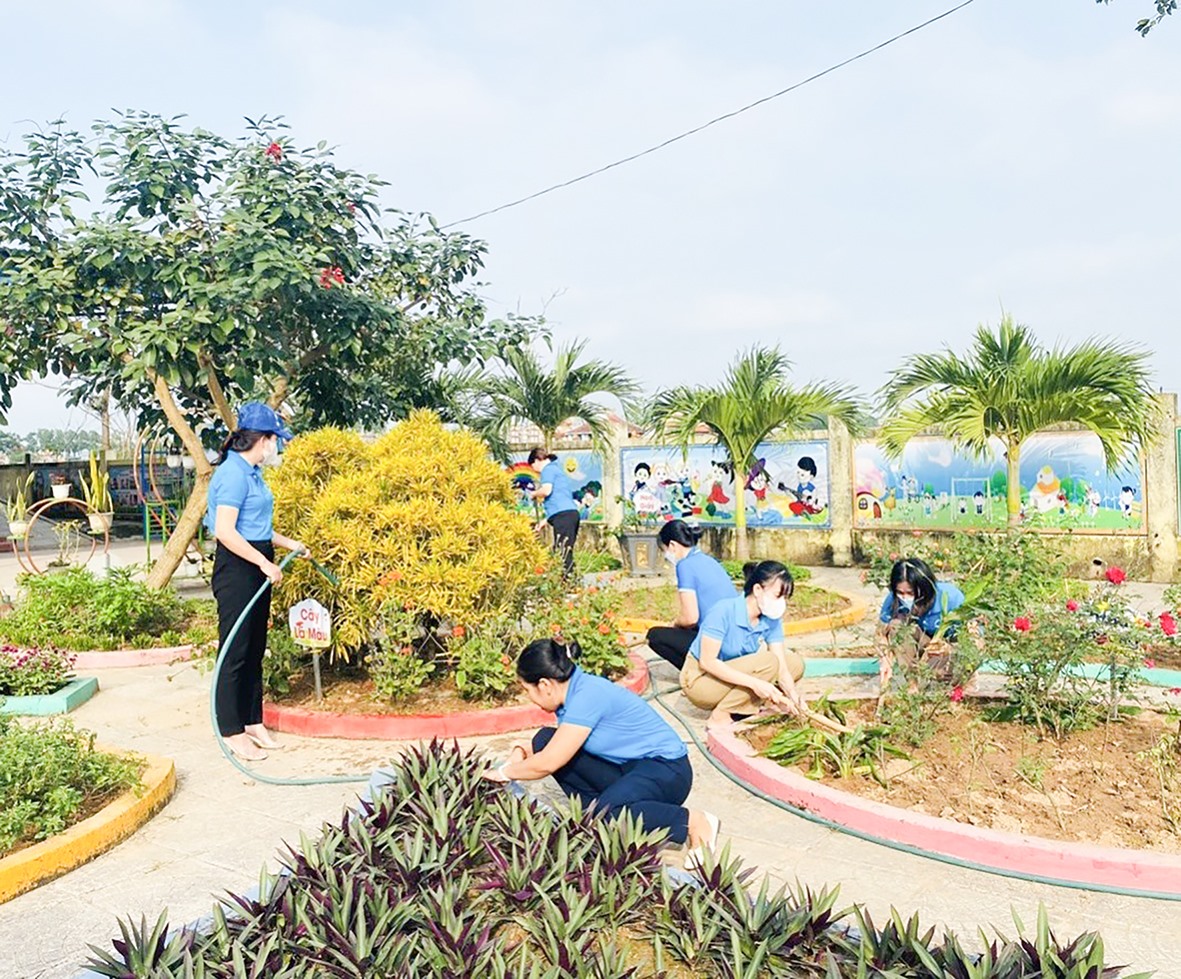 Đoàn thanh niên Trường Mầm non Triệu Thuận, huyện Triệu Phong tham gia chỉnh trang trường học -Ảnh do cơ sở cung cấp