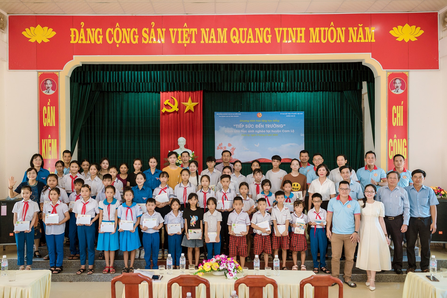 Trao học bổng cho học sinh có hoàn cảnh khó khăn tại xã Cam Thủy - Ảnh: AV