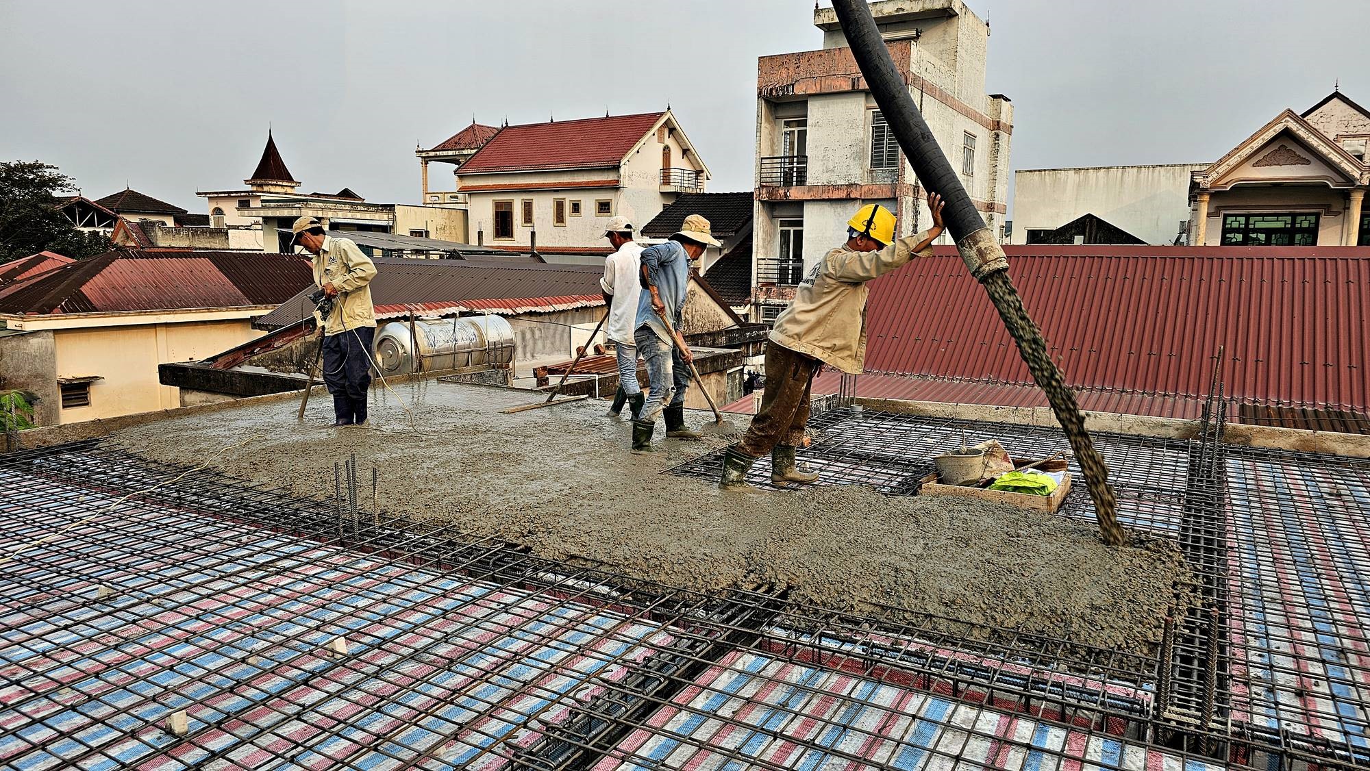 Lao động tự do làm việc trên cao tại một công trình xây dựng dân dụng ở TP. Đông Hà - Ảnh: L.A