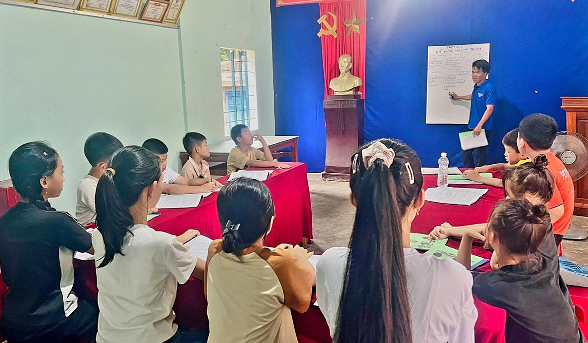 “Lớp học yêu thương” ở thôn Tân Tài, xã Tân Lập trang bị cho các em thanh thiếu nhi ở địa phương các kiến thức và kỹ năng cần thiết -Ảnh: N.T