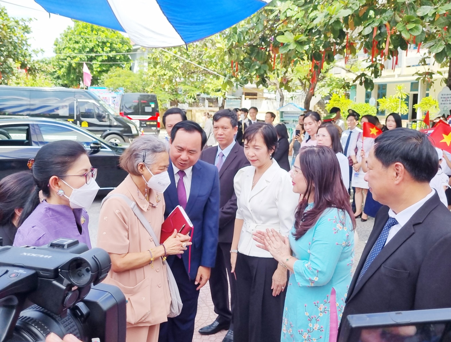 Lãnh đạo tỉnh tiếp đón và tặng quà lưu niệm cho Công chúa Thái Lan Maha Chakri Sirindhorn - Ảnh: Tú Linh