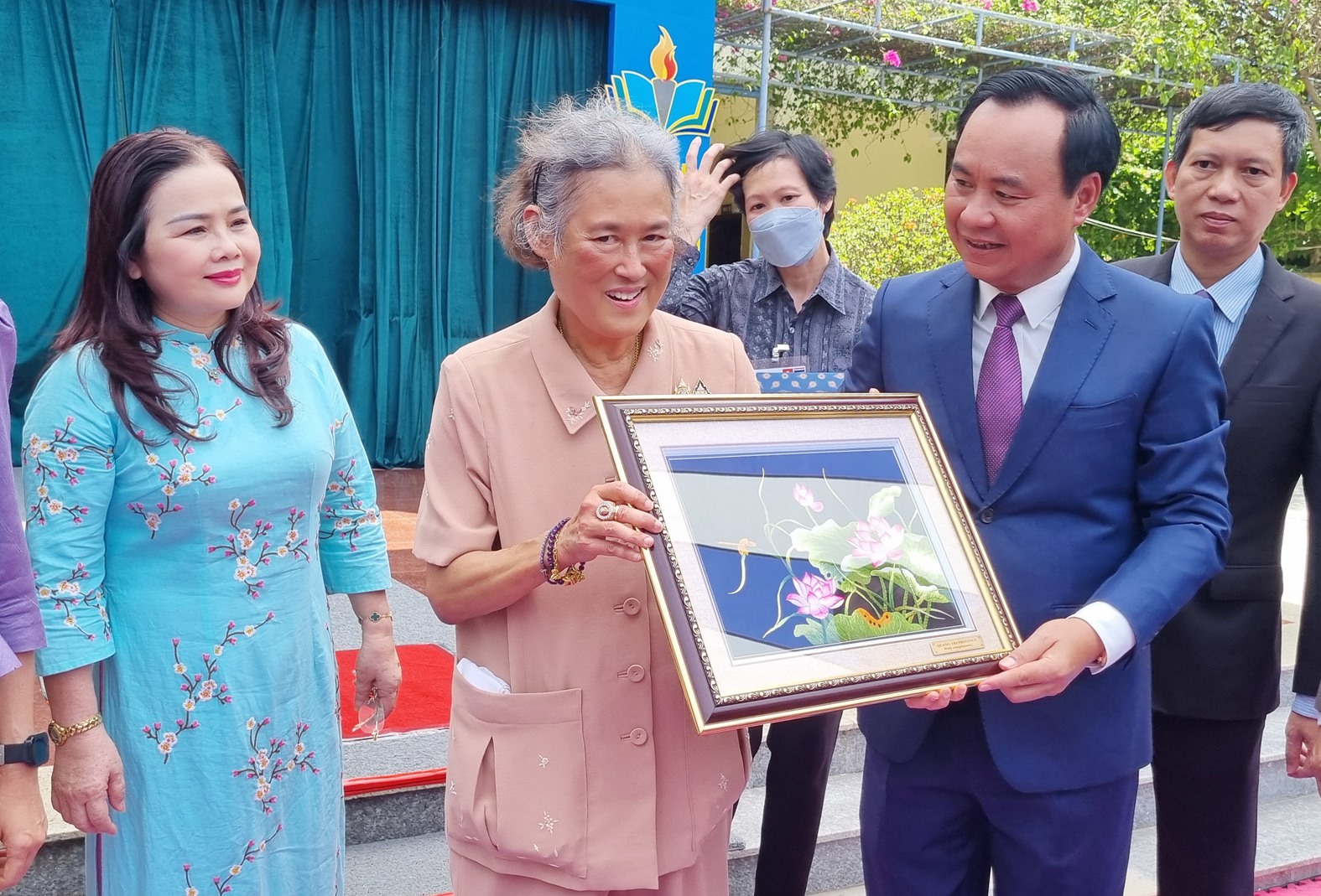 Lãnh đạo tỉnh tiếp đón và tặng quà lưu niệm cho Công chúa Thái Lan Maha Chakri Sirindhorn - Ảnh: Tú Linh