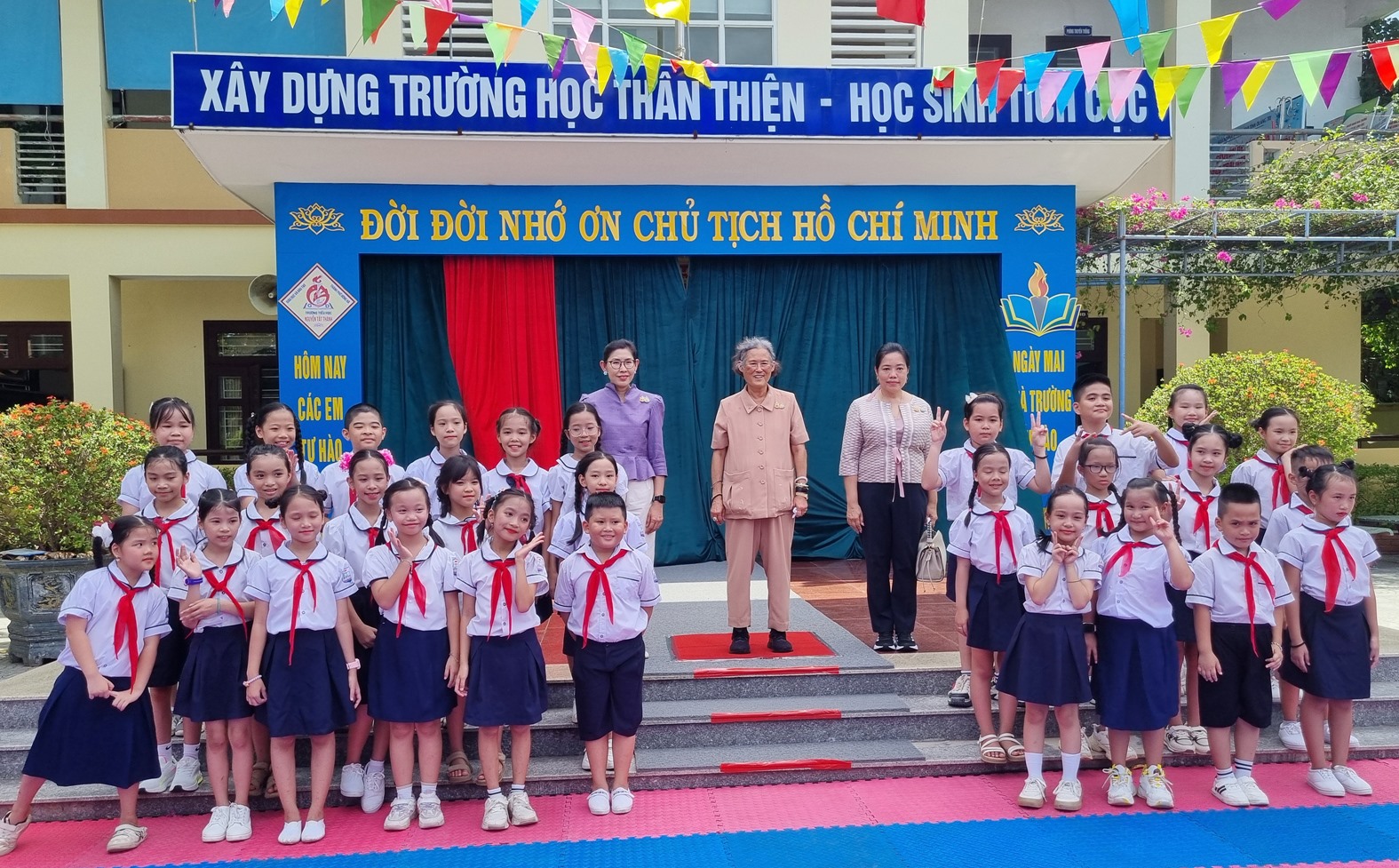 Học sinh Trường Tiểu học Nguyễn Tất Thành biểu diễn văn nghệ chào mừng và chụp ảnh lưu niệm cùng Công chúa Thái Lan Maha Chakri Sirindhorn - Ảnh: Tú Linh