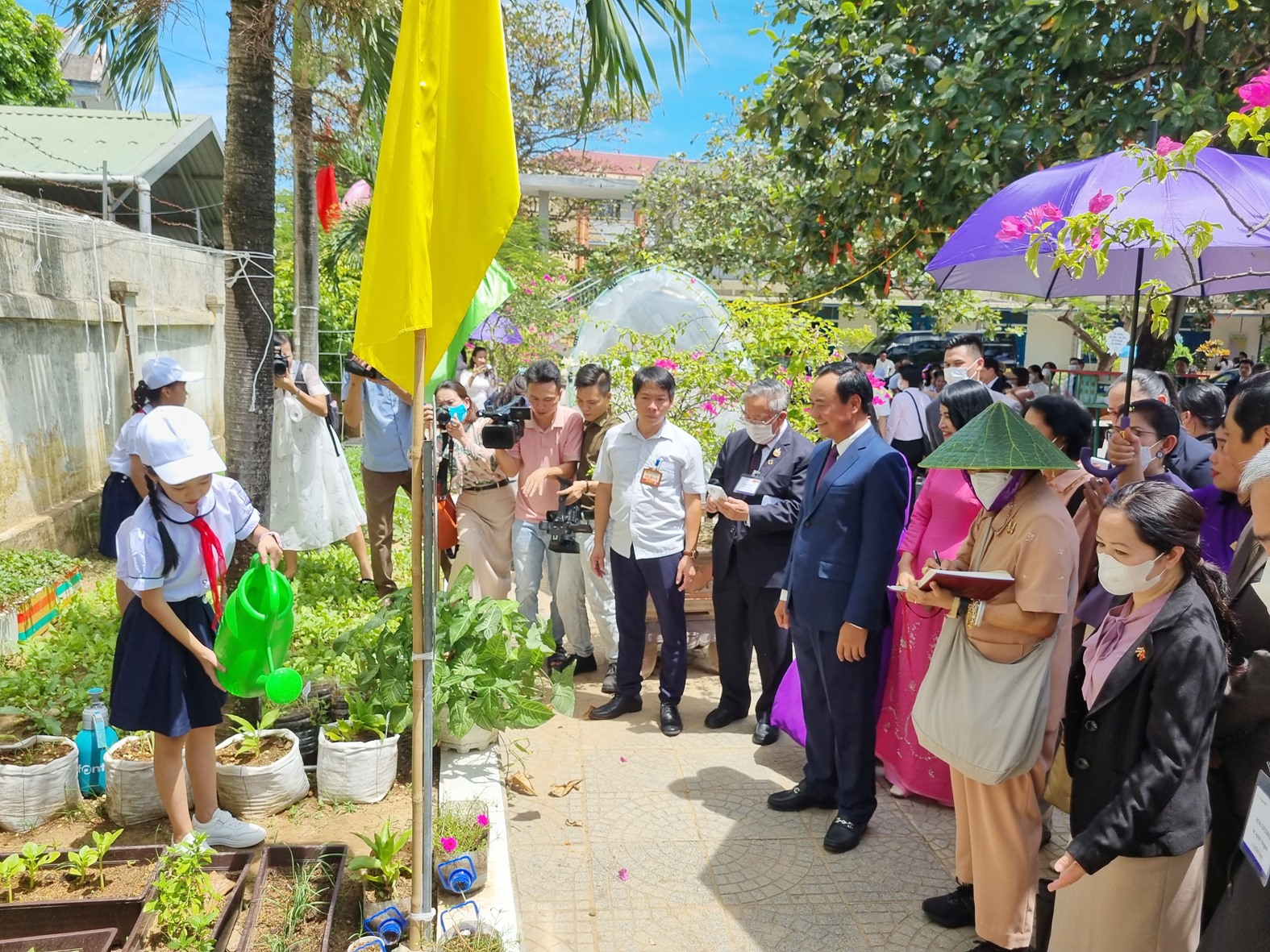 Công chúa Thái Lan Maha Chakri Sirindhorn thăm vườn rau của dự án - Ảnh: Tú Linh