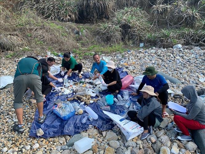 Chương trình phối hợp giữa WWF Việt Nam và Ban quản lý Vườn Quốc gia Côn Đảo về hoạt động giám sát rác thải nhựa ven các bờ biển nơi rác thải đại dương trôi dạt vào và hoạt động thu gom rác đại dương. Ảnh: TTXVN phát