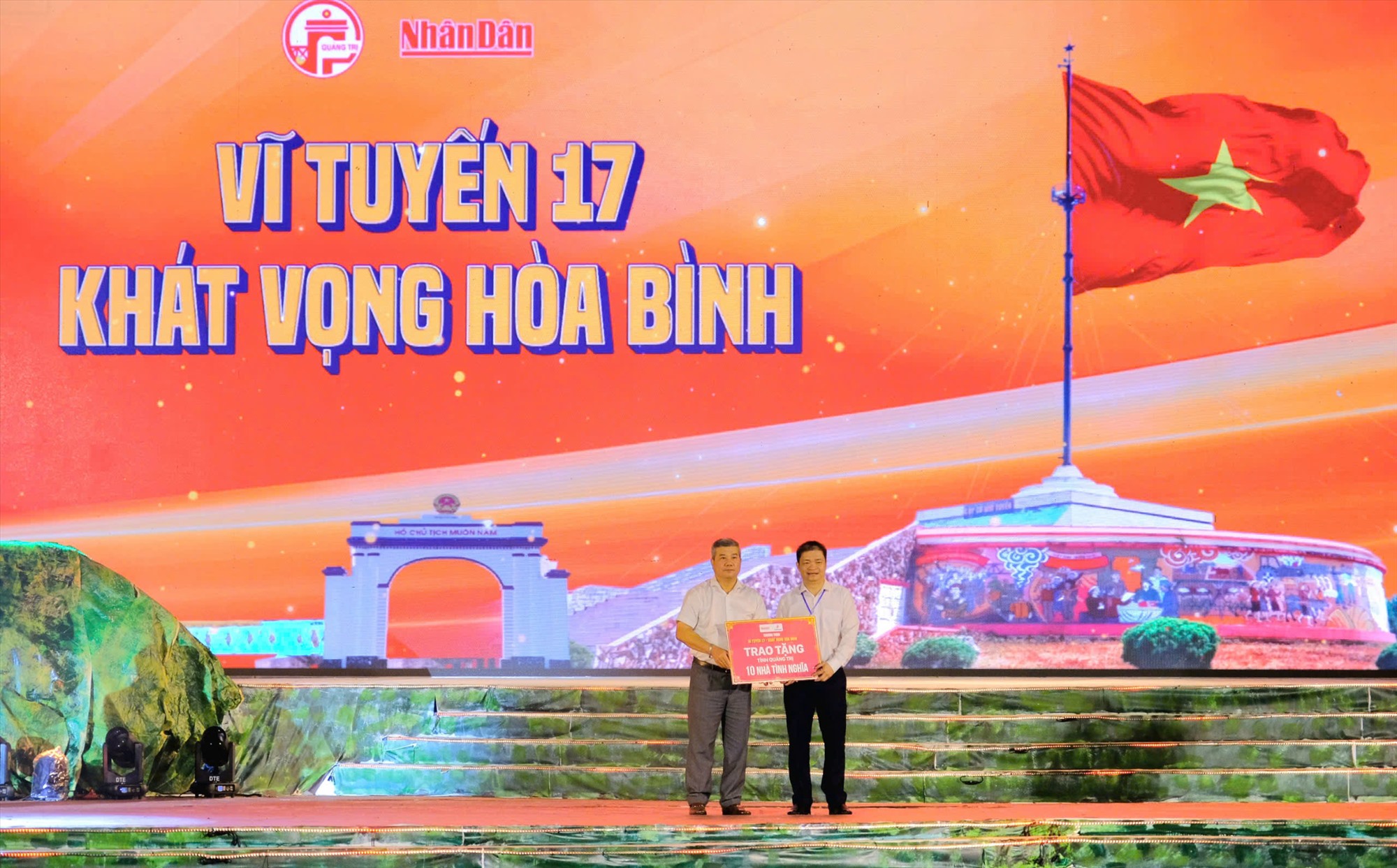 Pha Lê Group trao tặng 300 triệu đồng ủng hộ cho quân và dân huyện đảo Cồn Cỏ - Ảnh: Trần Tuyền