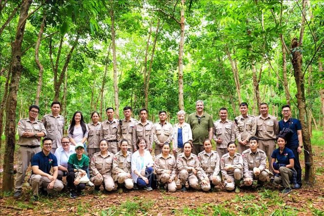 Đội ngũ cán bộ, công nhân viên của PeaceTrees Vietnam thực hiện dự án rà phá bom mìn tại tỉnh Quảng Trị. Ảnh: Nguyên Linh/TTXVN