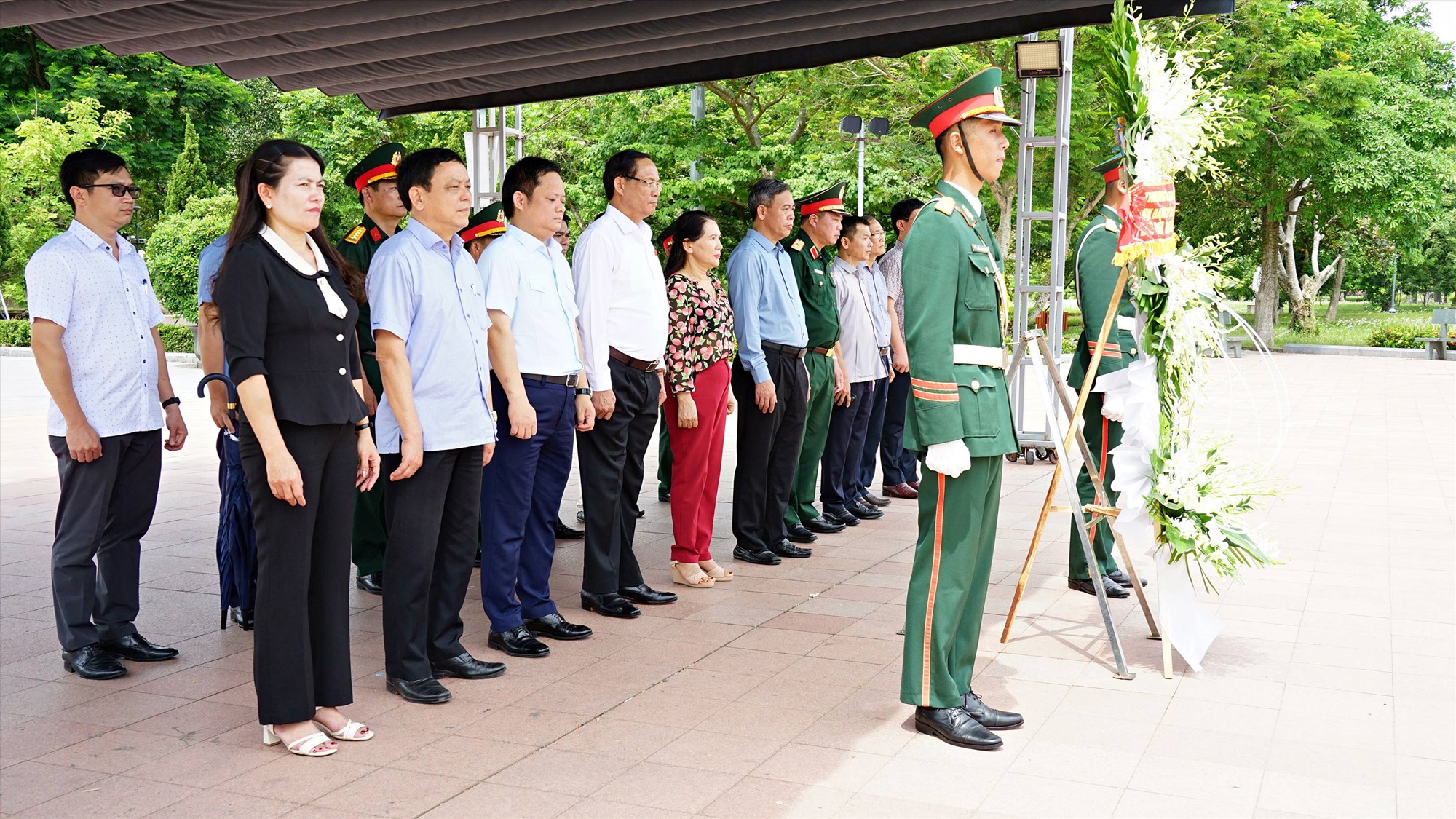 Phó Chủ tịch Quốc hội Trần Quang Phương và đoàn công tác viếng, đặt vòng hoa, dâng hương tưởng niệm các anh hùng liệt sĩ tại Thành Cổ Quảng Trị - Ảnh: L.A