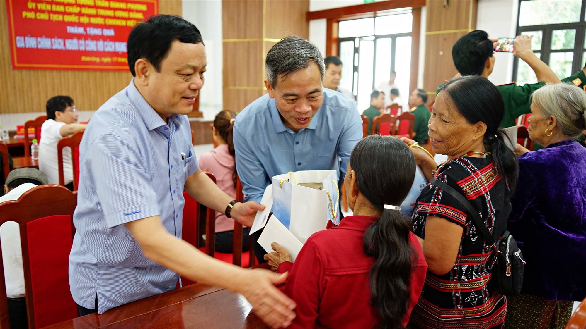 Phó Bí thư Thường trực Tỉnh ủy, Chủ tịch HĐND tỉnh Nguyễn Đăng Quang và Phó Trưởng đoàn chuyên trách Đoàn Đại biểu Quốc hội tỉnh Hoàng Đức Thắng tặng quà cho các gia đình chính sách, người với có công với cách mạng huyện Đakrông - Ảnh: L.A