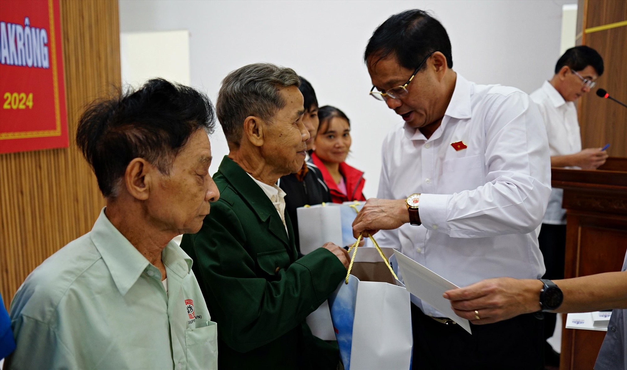 Phó Chủ tịch Quốc hội Trần Quang Phương tặng quà cho các gia đình chính sách, người với có công với cách mạng huyện Đakrông - Ảnh: L.A